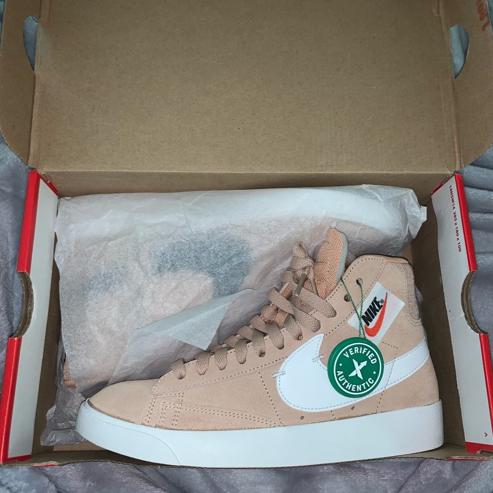 Nike Women’s Blazer Mid Rebel